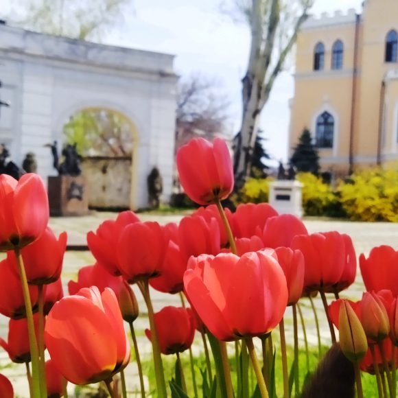 Одеський літературний музей вітає з травневими святами та великим святом Світлого Великодня!